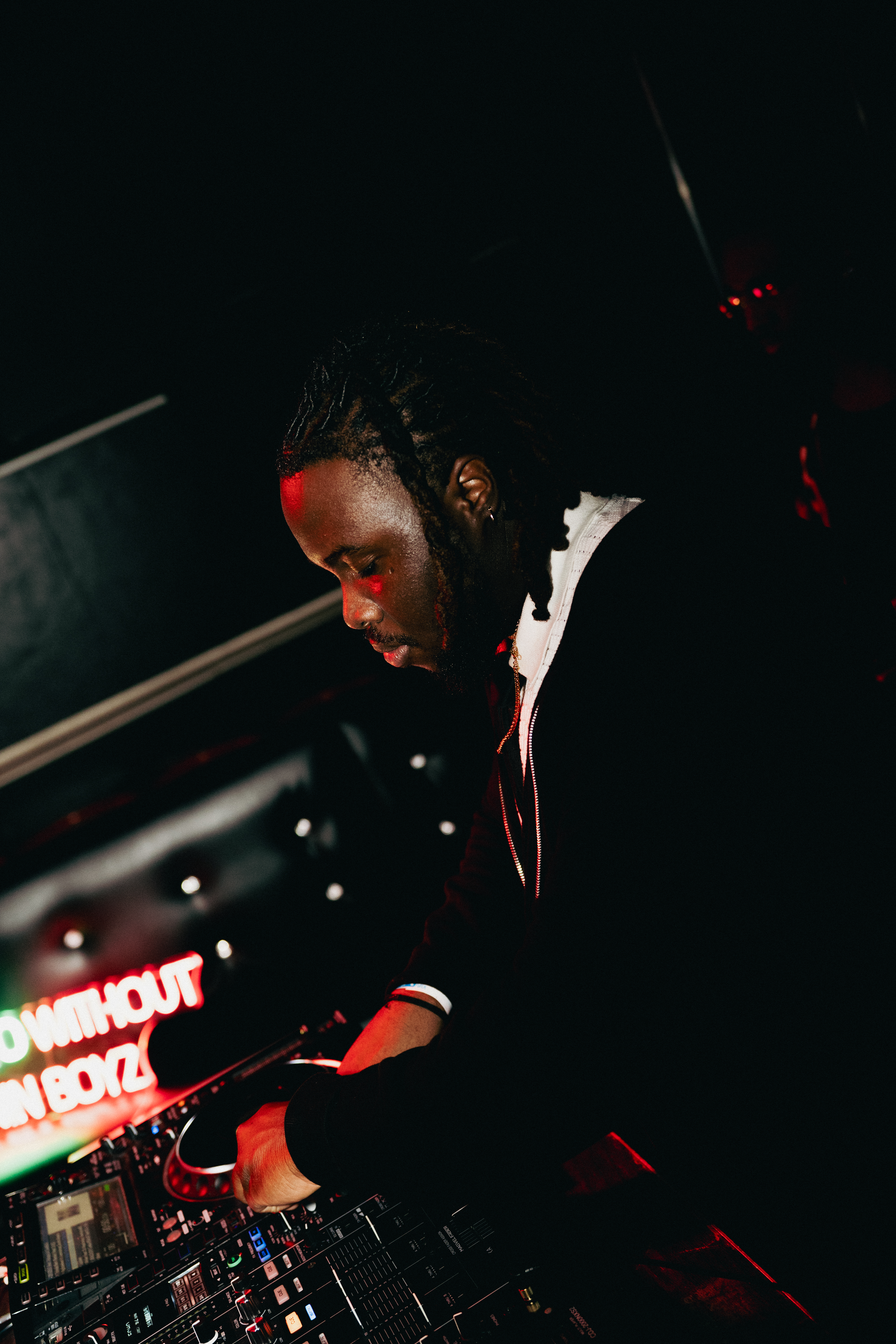 Derrière les platines